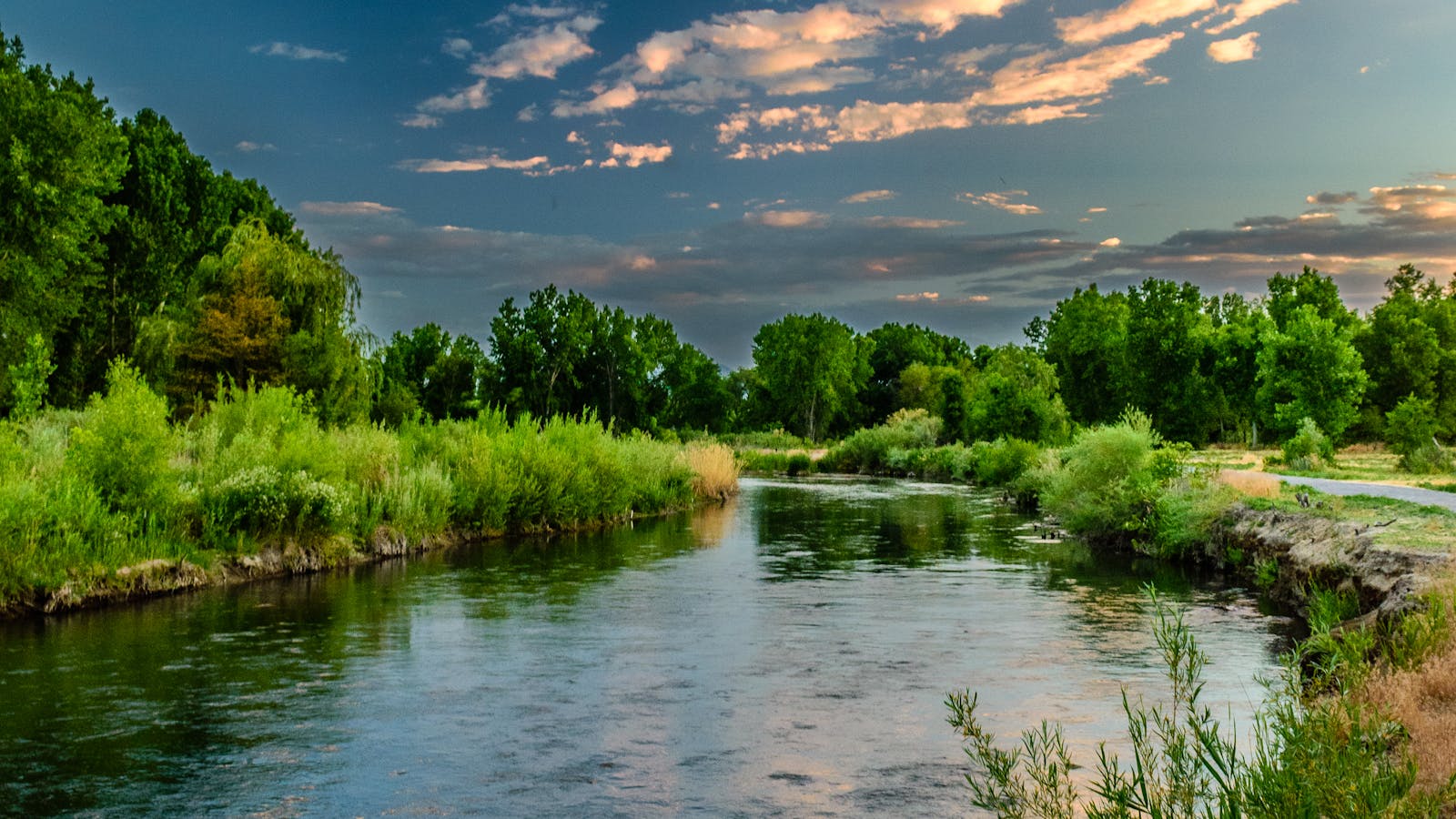 Camino junto al agua al amanecer, metáfora de dirección y nuevos comienzos